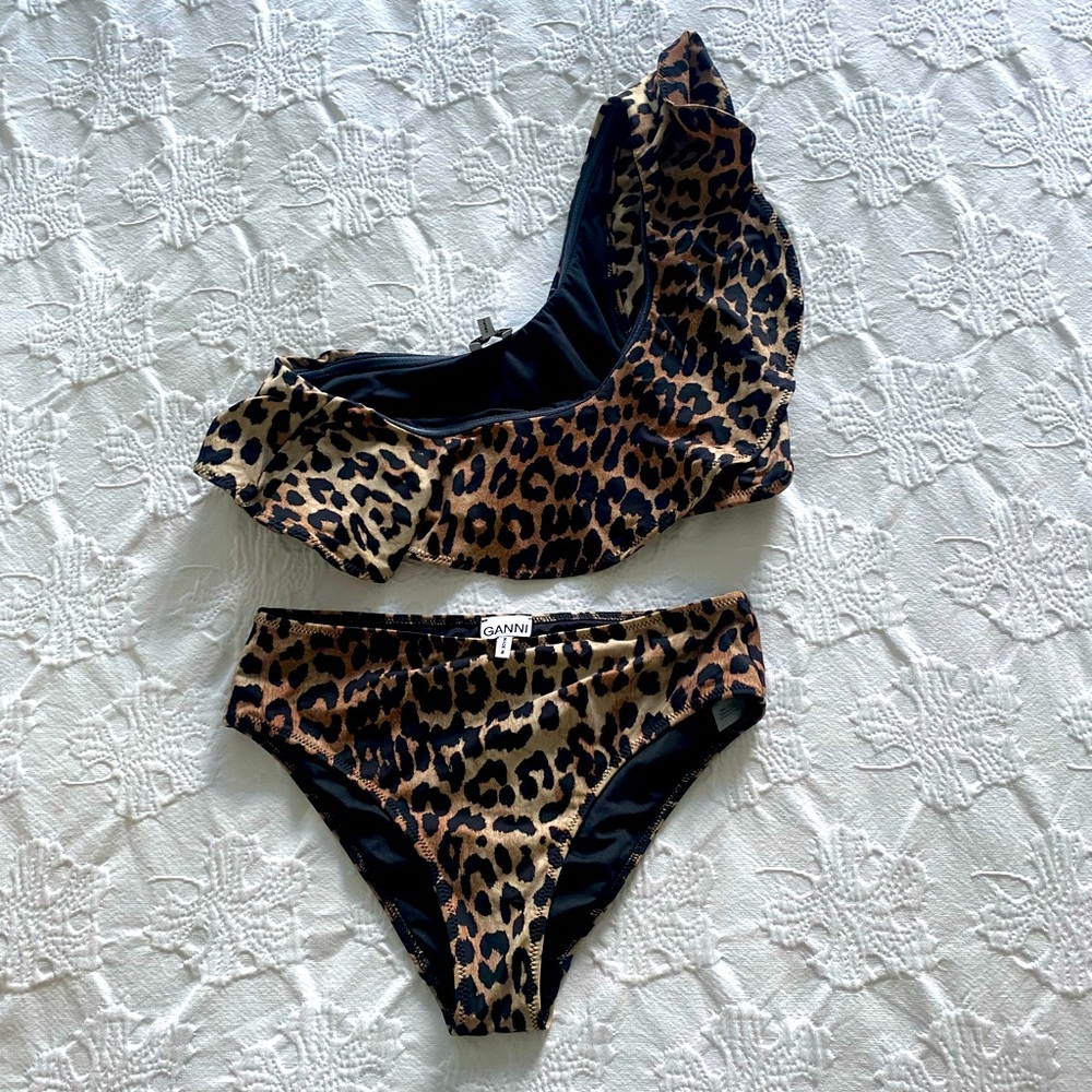 Ganni NWOT - leopard print one shoulder ruffle bikini, sz small 🐆